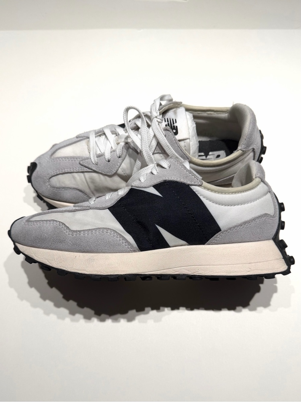 New Balance Gray White & Black Retro-Style Athletic Sneakers 7.5